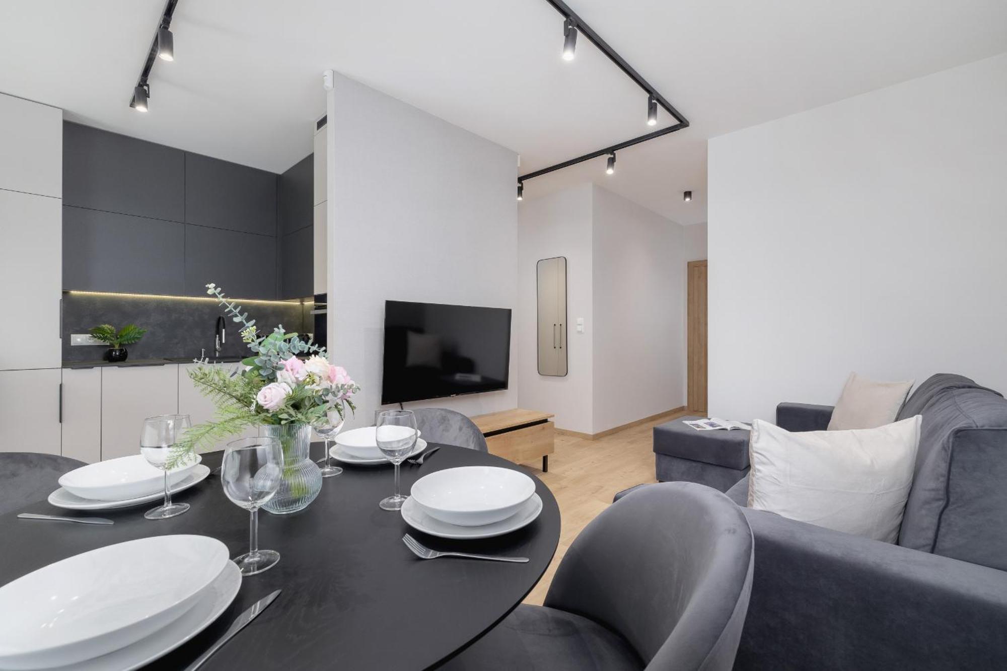 Bright Apartment In Krakow With Garden, Air Conditioning, Parking And Desk By Renters Prestige Exterior foto